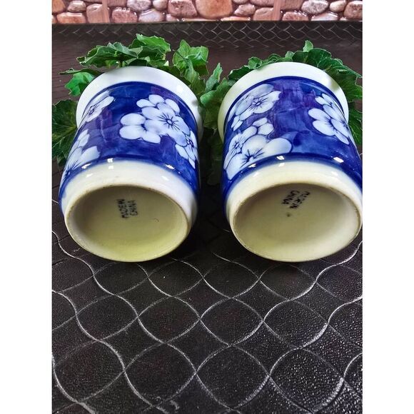 Chinoiserie Porcelain Shoe and Two Porcelain Blue Vases - Picture 7 of 10